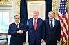 Pakistans statminister Shehbaz Sharif, hærsjef Asim Munir og USAs president Donald Trump poserer foran amerikanske flagg i Det hvite hus.