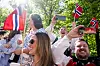 Bilde av folk i penklær med flagg som tar bilder på 17. mai.