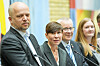 Fire personer står ved mikrofoner i vandrehallen på Stortinget under en pressekonferanse.