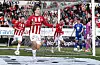 Tromsø-spiller i rødhvit drakt løper foran mål etter scoring, med Molde-spillere og keeper i bakgrunnen.