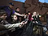 Yulia Samoylova i rullestol svarer pressen foran en konsertscene i Sevastopol.
