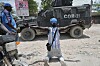 Bildet viser en person på Haiti som ber politiet bekjempe gjenger. Foto: Odelyn Joseph / AP Photo / NTB