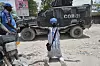 Bildet viser en person på Haiti som ber politiet bekjempe gjenger. Foto: Odelyn Joseph / AP Photo / NTB