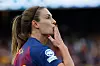Alexia Putellas i Barcelonas drakt blåser en kyss mot publikum under en fotballkamp.