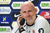 Ståle Solbakken sitter foran mikrofoner og sponsorveggen under en pressekonferanse på Ullevaal Stadion.
