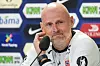 Ståle Solbakken sitter foran mikrofoner og sponsorveggen under en pressekonferanse på Ullevaal Stadion.
