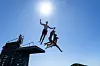 Bildet viser folk som hopper i fjorden. Foto: Gorm Kallestad / NTB