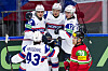 Norske ishockeyspillere samles foran målet mens en ungarsk målvakt og en spiller i rødt står ved siden av.