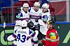 Norske ishockeyspillere samles foran målet mens en ungarsk målvakt og en spiller i rødt står ved siden av.