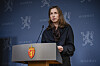 Justis- og beredskapsminister Astri Aas-Hansen står ved en talerstol under en pressekonferanse i Oslo.