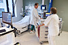 Helsepersonell klargjør et akuttrom med seng, skjermer og medisinsk utstyr på Radiumhospitalet.