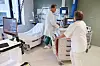 Helsepersonell klargjør et akuttrom med seng, skjermer og medisinsk utstyr på Radiumhospitalet.