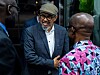 WHO-sjef Tedros Adhanom Ghebreyesus smiler på N'djili lufthavn i Kinshasa.