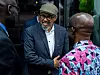 WHO-sjef Tedros Adhanom Ghebreyesus smiler på N'djili lufthavn i Kinshasa.