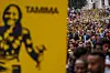 Bildet viser folk som går i rosetog for Tamima Nibras Juhar. Foto: Javad Parsa / NTB