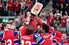 Norske ishockeyspillere feirer med bronsemedaljen løftet i luften etter seieren over Canada.