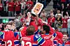 Norske ishockeyspillere feirer med bronsemedaljen løftet i luften etter seieren over Canada.