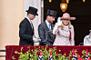 Prins Sverre Magnus, Kronprins Haakon og kronprinsesse Mette-Marit på Slottsbalkongen på 17. mai. Kronprinsessen har en slange i nesen med oksygen.