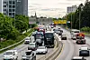 Bilde av trafikk med biler, busser og lastebiler på E6 ved Helsfyr i Oslo. Foto: Isabel Berge Svendsen.