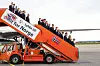 Spillere og støtteapparat går opp trappen til et charterfly på Gardermoen.