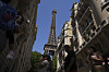 Bildet viser turister som går forbi Eiffeltårnet i Paris i Frankrike. Christophe Ena / AP / NTB