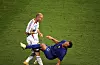 Zinedine Zidane gestikulerer mot Marco Materazzi under VM-finalen på gressbanen i Berlin.
