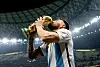 Lionel Messi kysser VM-trofeet inne på Lusail Stadium etter Argentinas seier i finalen.