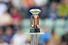 Pokalen til Diamond League Bislett Games står på en søyle med publikum uskarpt i bakgrunnen.