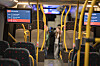 Bildet viser to personer i en buss. Foto: Heiko Junge / NTB