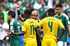 Dommeren viser rødt kort til en sørafrikansk spiller i en VM-kamp mot Mexico.