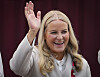 Bildet viser kronprinsesse Mette-Marit som vinker. Foto: Lise Åserud / NTB