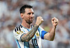 Lionel Messi i Argentina-drakt feirer med hevede never på fotballbanen.