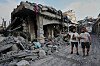 Bildet viser to menn som sjekker et nabolag etter Israels bombing i Sør-Libanon. Foto: Hussein Malla / AP / NTB