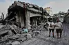 Bildet viser to menn som sjekker et nabolag etter Israels bombing i Sør-Libanon. Foto: Hussein Malla / AP / NTB