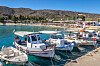 Bildet viser fiskebåter ved stranden på Marathi ved Chania på Kreta i Hellas. Foto: Halvard Alvik / NTB