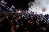 Bildet viser folk som jubler over at Storbritannia melder seg ut av EU. Foto: Frank Augstein / AP / NTB