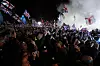 Bildet viser folk som jubler over at Storbritannia melder seg ut av EU. Foto: Frank Augstein / AP / NTB