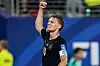 Martin Ødegaard feirer med hevet arm i svart Norge-drakt under VM-kampen mot Senegal.
