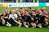 Norske spillere feirer seieren over Senegal på fotballbanen etter en VM-kamp.