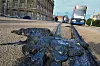 Bildet viser smeltet lim på trikkeskinner. Foto: Heiko Rebsch / AP / NTB