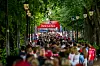 Bildet viser fotballfans i kø for å se VM i Oslo. Foto: Amanda Pedersen Giske  / NTB