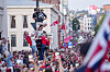 Bildet viser folk som feirer etter seieren mot Elfenbenskysten i VM. Foto: Javad Parsa / NTB
