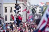 Bildet viser folk som feirer etter seieren mot Elfenbenskysten i VM. Foto: Javad Parsa / NTB