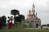 Bildet viser slottet i Disneyland Paris og Mikke Mus i framgrunnen. Foto: Francois Mori / AP / NTB