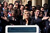 Marine Le Pen taler ved en talerstol mens tilhengere står tett samlet bak henne i Paris.