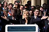 Marine Le Pen taler ved en talerstol mens tilhengere står tett samlet bak henne i Paris.