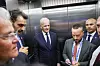 Jonas Gahr Støre står i en heis sammen med flere menn på Nato-toppmøtet i Ankara.