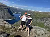 Bildet viser to franske turister på Trolltunga. Foto: Adriana Kehayova