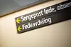 Opplyst skilt i en korridor peker mot sengepost og fødeavdeling på Rikshospitalet.