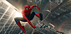 Spider-Man henger i en krok mellom bygninger over en gate.